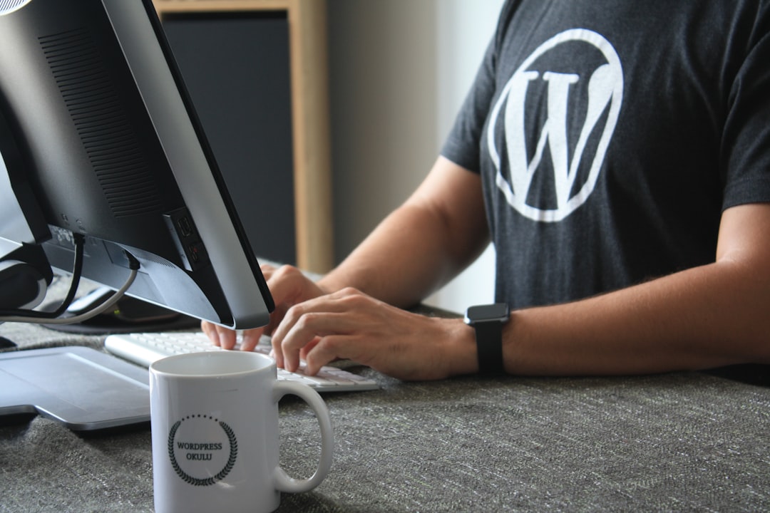 初心者と運用担当者がWordPress設定を確認するイメージ